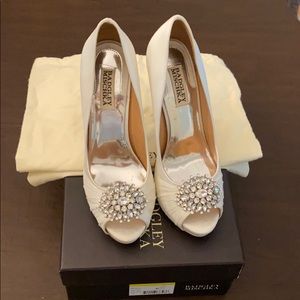 Badgley Mishka pettal peep toe 7.5 white